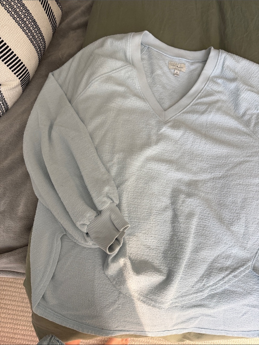 Lucky Brand women’s light blue v neck sweater - Picture 3 of 6
